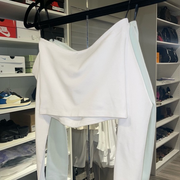 Off Shoulder Crop Top💕 - Picture 2 of 4